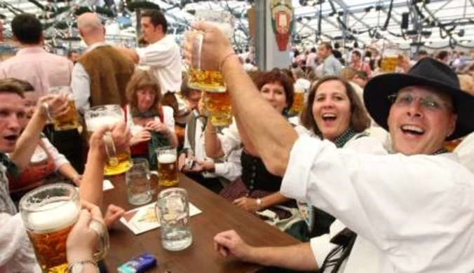 Ksiądz kelnerem na Oktoberfest