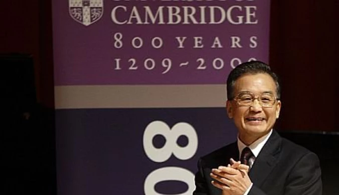 Cambridge: W stronę premiera Chin poleciał but