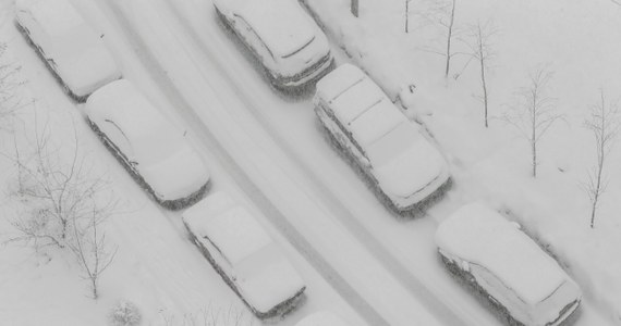 Obfite opady śniegu niemal sparaliżowały ruch uliczny w Moskwie. Z obliczeń ekspertów wynika, że w poniedziałek wieczorem na ulicach rosyjskiej stolicy utworzyły się korki o łącznej długości 3500 km - czyli prawie tyle, ile wynosi odległość z Moskwy do Madrytu.
