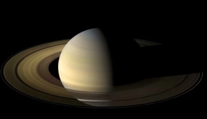 Odkryto olbrzymi pierścień wokół Saturna