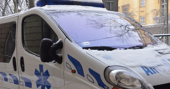 Do groźnego wypadku pięcioletniego dziecka doszło na wyciągu narciarskim w Korbielowie. Chłopiec przewrócił się na specjalnym taśmociągu podjazdowym. Z bardzo poważnymi obrażeniami rąk trafił do szpitala.
