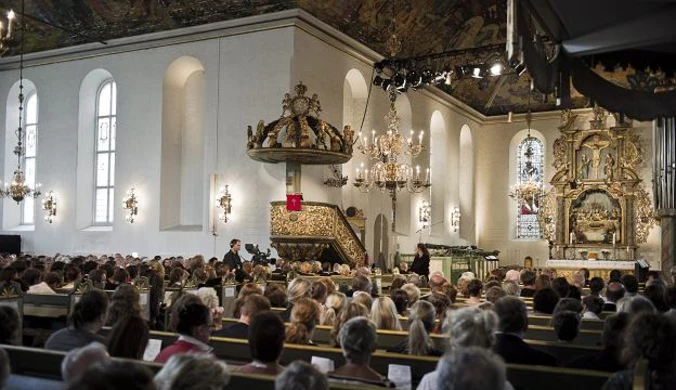 Oslo: Msza w intencji ofiar piątkowych zamachów