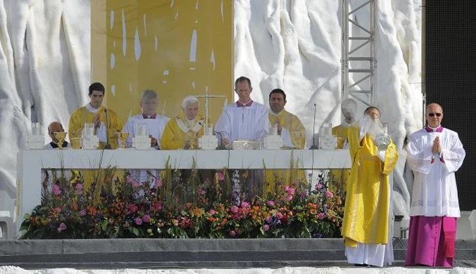 Benedykt XVI do młodzieży w ostatnim dniu ŚDM: Kochajcie Kościół