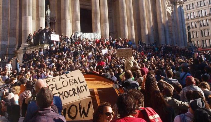 "Oburzeni" wciąż protestują i koczują w namiotach