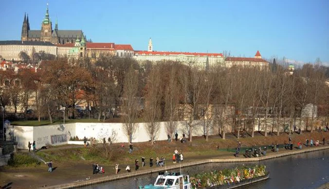 Barka z kwiatami dla Havla zakończyła swą podróż