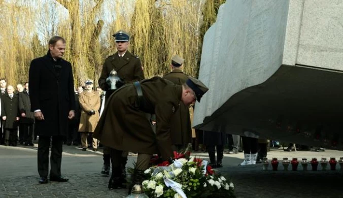 Politycy PiS złożyli kwiaty przed Pałacem Prezydenckim