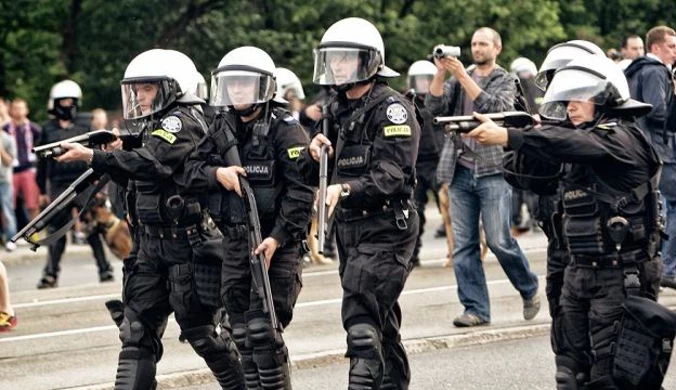 Policja chce strzelać do dzieci i kobiet w ciąży