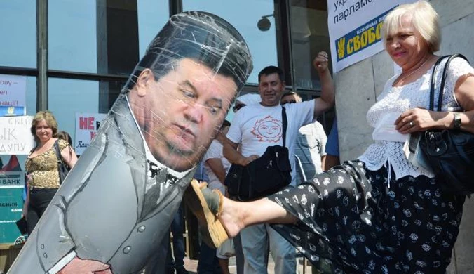 Janukowycz mówi o wolności słowa, jego ochrona szarpie dziennikarzy