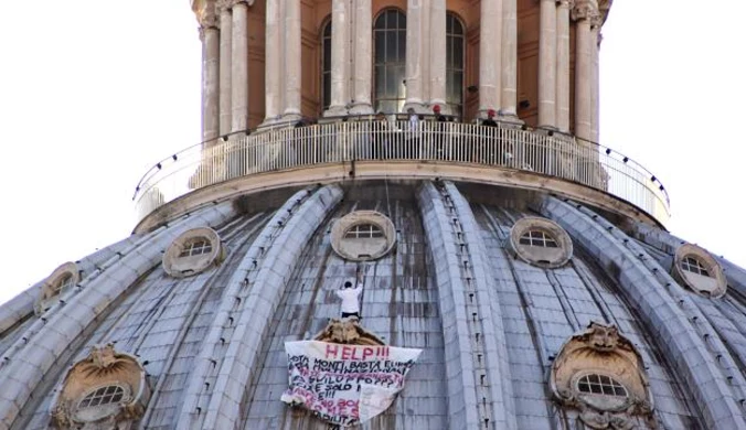 Przedsiębiorca prowadzi protest na kopule bazyliki św. Piotra