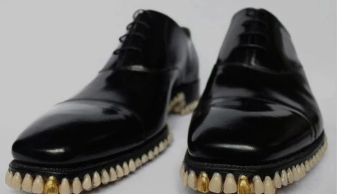 Sztukatułka: Buty z zębami