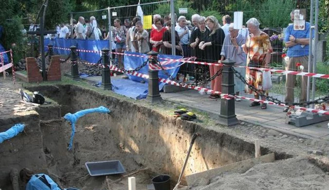 Podsumowano pierwszy etap ekshumacji ofiar komunizmu na Powązkach