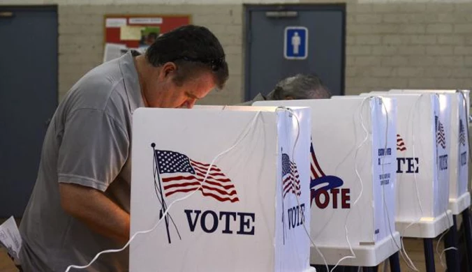 Kolejki przed lokalami wyborczymi, Obama i Romney walczą do końca