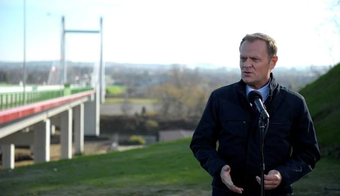 Tusk: Nowoczesne znaki niepodległości to drogi i mosty