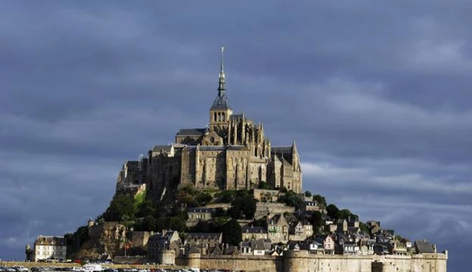 Zacięta bitwa prawna wokół normandzkiego klasztoru na Mont Saint-Michel