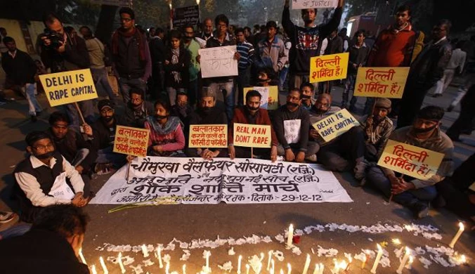Tłum w Delhi oddał cześć zmarłej ofierze gwałtu