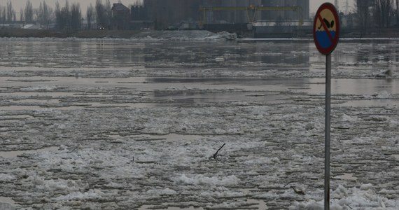 Poziom Wisły w Płocku, a także w rejonie Wyszogrodu i Kępy Polskiej nieznacznie wzrasta. Lodołamacze, które w poniedziałek wypłynęły na rzekę, we wtorek od rana pracowały w okolicach Dobrzynia.