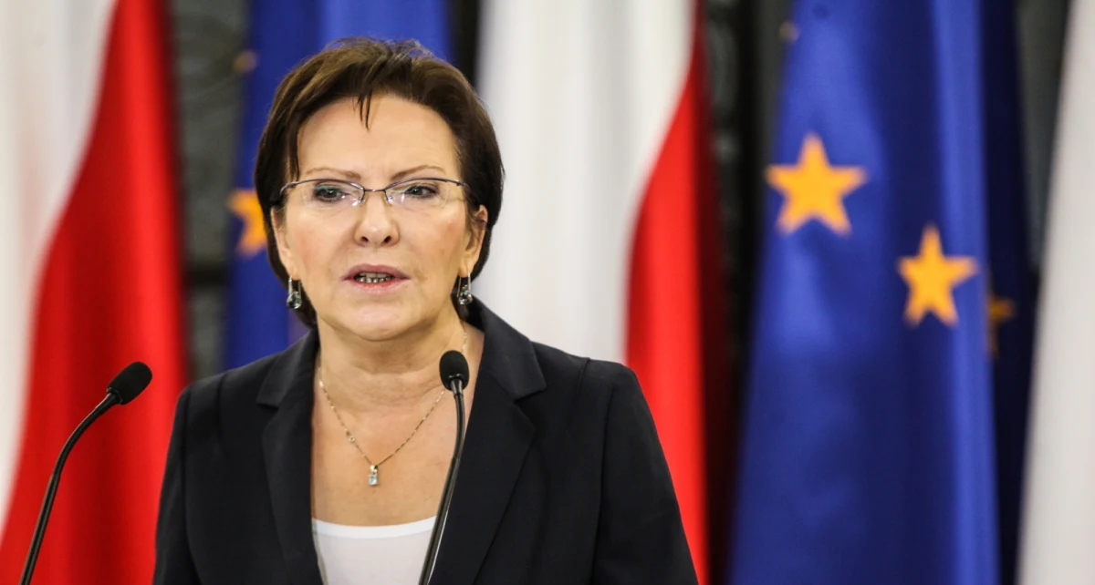 Polski parlamentarzysta przyłapany na przekroczeniu prędkości, wyprzedzaniu na podwójnej linii czy jakimkolwiek innym wykroczeniu drogowym - nie jest za niego karany ani mandatem, ani punktami karnymi. Jeśli oczywiście pokaże poselską legitymację. A tych, co nie chowają się za immunitetem, jest naprawdę niewielu. Już miesiąc temu marszałek Sejmu Ewa Kopacz mówiła, że czas to zmienić. 