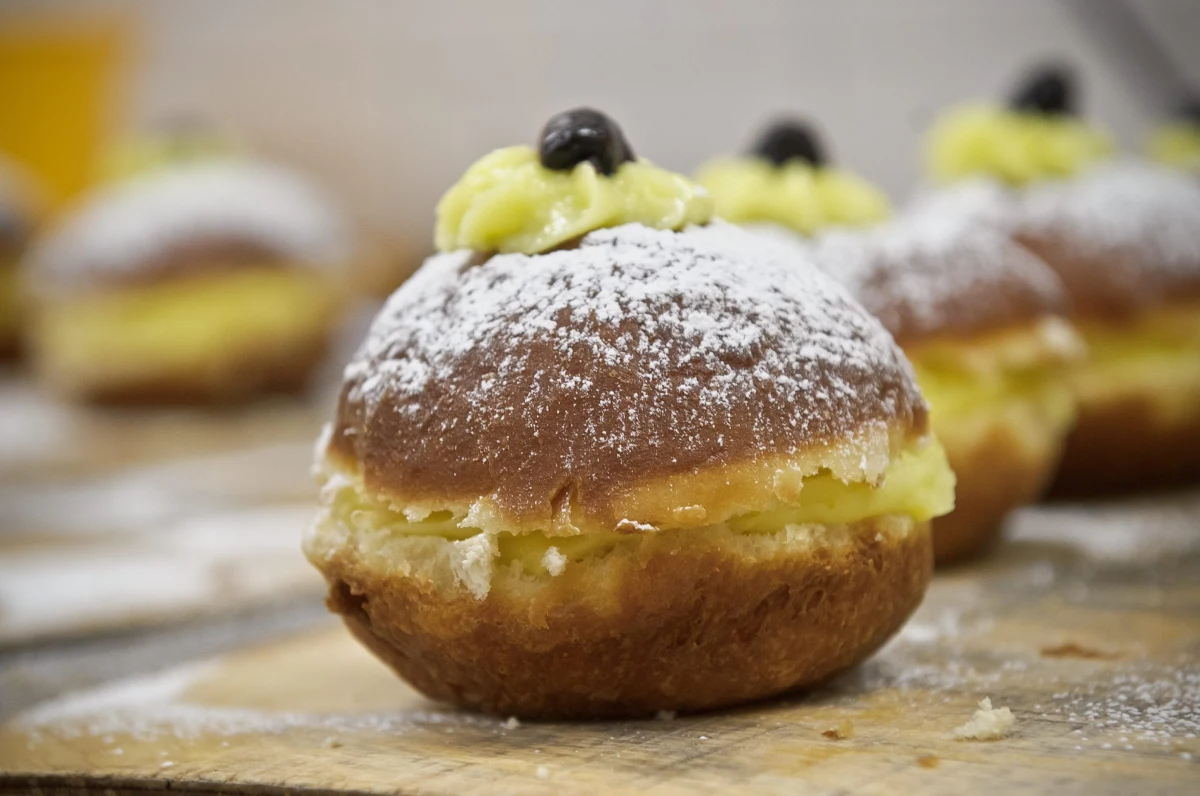 Pączki jedzone w tłusty czwartek symbolizują bliski koniec karnawału, a według ludowych wierzeń mają zapewnić nam szczęście. Jeśli jednak nie zachowamy umiaru, nadmiar słodyczy może nam "pójść w boczki". Dlatego dziś w RMF24 tłustoczwartkowe porady dietetyka. Ale nie tylko. Przeczytacie także o historii pączka i tradycji ostatniego tygodnia karnawału. Odważni mogą przesyłać nam zdjęcia własnoręcznie przyrządzonych słodkości. Polecamy Wam także galerię "Pieczenie pączków na starej fotografii".
