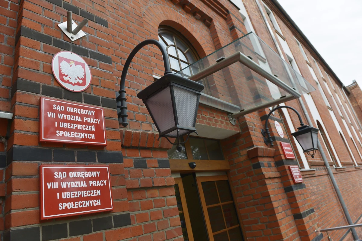 Funkcjonariusze Centralnego Biura Antykorupcyjnego jeszcze przez co najmniej godzinę pozostaną w Ministerstwie Sprawiedliwości. Zabezpieczają dokumenty dotyczące kupna siedziby sądów w Gdańsku. Jak ustalił reporter RMF FM Roman Osica, CBA opuściło już Urząd Zamówień Publicznych, gdzie także zabrano dokumenty związane z tą sprawą.

