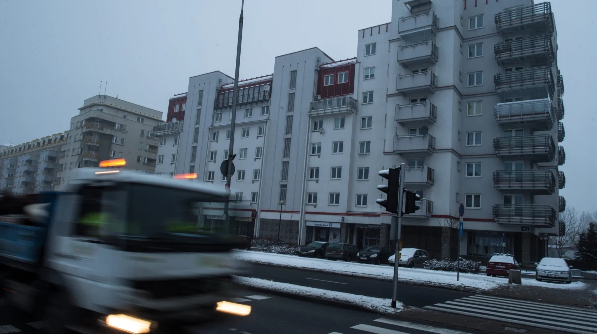 Hanna Gronkiewicz-Waltz sięga głęboko do kieszeni warszawiaków. Jak dowiedział się reporter RMF FM Piotr Glinkowski, 10 lutego wchodzi w życie drastyczna podwyżka czynszu mieszkań komunalnych. W niektórych przypadkach nawet o ponad 100 zł miesięcznie.