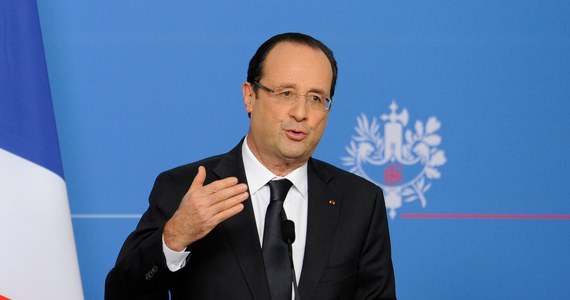 Francuska prasa zgodnie podkreśla, że prezydent Francois Hollande poniósł porażkę na szczycie Unii Europejskiej w sprawie wieloletniego budżetu unijnego. Dzienniki podkreślają, że uległ opowiadającemu się za cięciami brytyjsko-niemieckiemu tandemowi Davida Camerona i Angeli Merkel.
