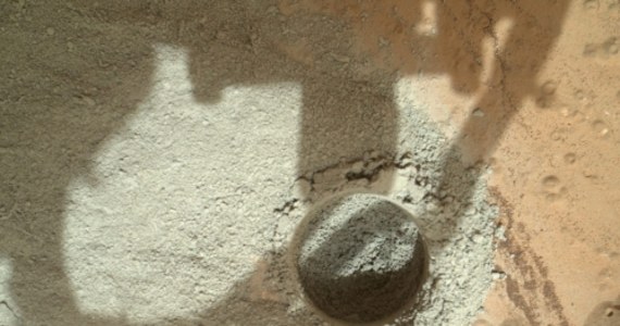 Łazik Curiosity amerykańskiej agencji kosmicznej po raz pierwszy wykonał odwierty skał Marsa. Pobrał też próbki, które być może rzucą nowe światło na środowisko Czerwonej Planety.
