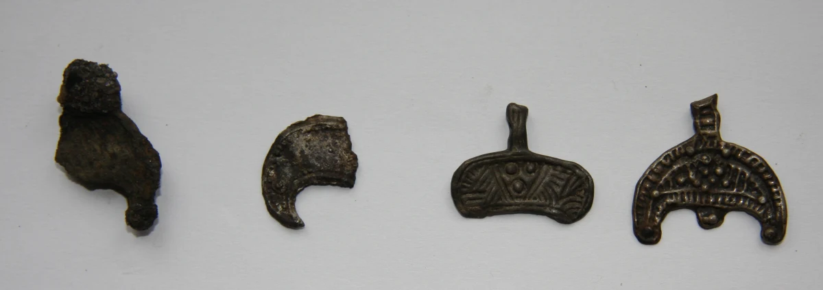 Metalowe okucia pasa z X wieku i szkielet typowej skandynawskiej chaty odkryli archeolodzy nadzorujący budowę przystani żeglarskiej w Wolinie. Okucia pasa w stylu Borre nie były nigdy produkowane przez Słowian. Metalowe elementy w takim stylu wytwarzali... Skandynawowie.