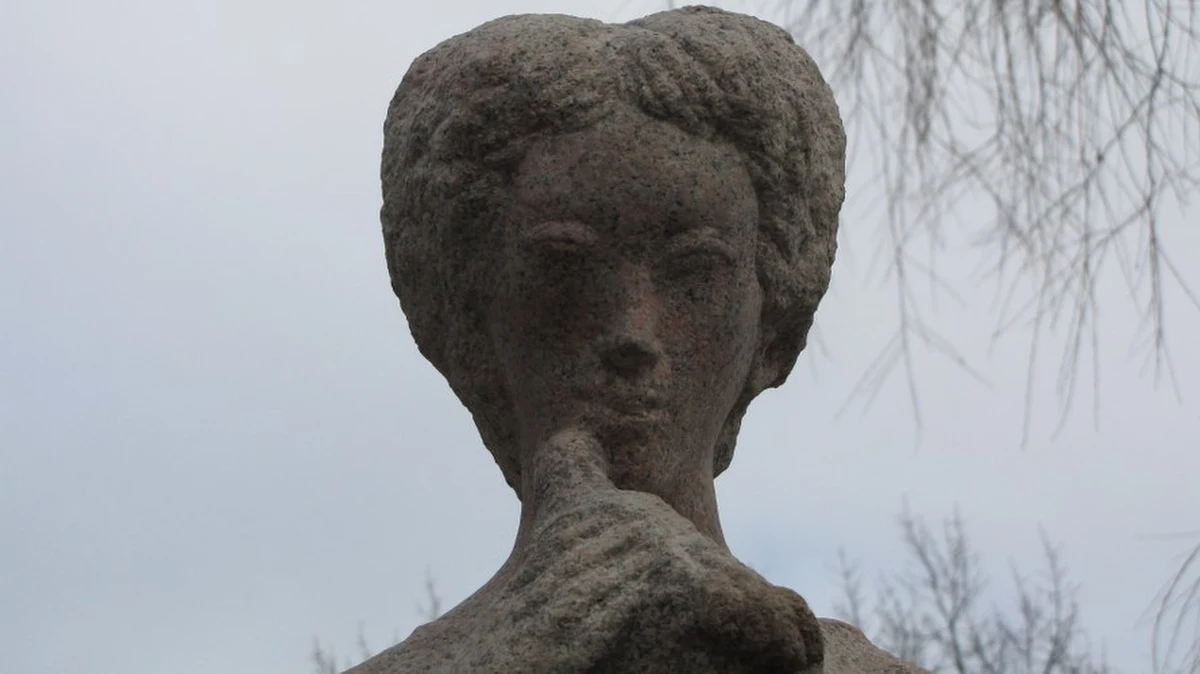 Jeden z najbardziej znanych szczecińskich pomników - postument Króla Maciusia Pierwszego  - został przeniesiony w nowe miejsce. Figura przez ponad 50 lat stała przed budynkiem szkoły podstawowej, która będzie wyburzona. Uczniowie przenieśli się do innej szkoły. Dziś pierwszy raz w nowym miejscu przywitała ich przeniesiona w to miejsce figura Króla Maciusia Pierwszego.