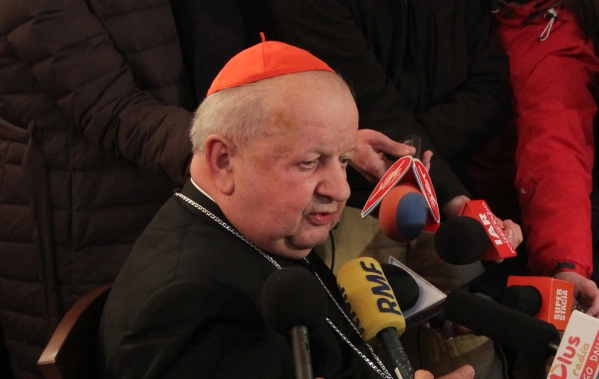 "Możemy zrozumieć decyzję Ojca Świętego. Wiedzieliśmy, że ma trudności z chodzeniem" - mówi o niespodziewanej wiadomości z Watykanu kard. Stanisław Dziwisz. Komentując decyzję o rezygnacji papieża Benedykta XVI wspomina ostatnie dni Jana Pawła II. "On prowadził Kościół do końca. To płynęło z jego przekonania, że z krzyża się nie schodzi" - dodaje.