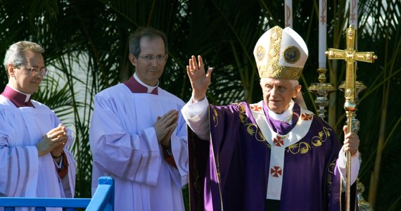 Benedykt XVI podjął decyzję o zakończeniu pontyfikatu już wiele miesięcy temu. Było to po jego podróży do Meksyku i na Kubę w marcu zeszłego roku. Taką informację ujawnił redaktor naczelny watykańskiego dziennika "L'Osservatore Romano" Giovanni Maria Vian. 