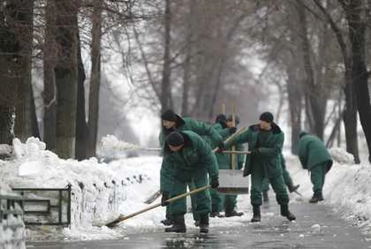 Intensywny śnieg zablokował trasy między Słowacją a Węgrami. Zamiecie i zawieje śnieżne utrudniają jazdę w Austrii i w Czechach. W północnych rejonach Węgier obowiązuje najwyższy alert śniegowy. 
W zachodniej, środkowej i południowej Słowacji śnieg pada nieprzerwanie od prawie doby godzin.

