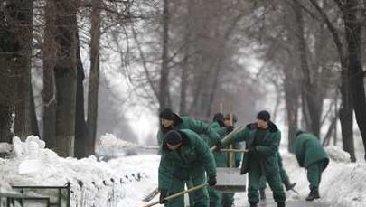 Zima znowu atakuje Europę: Zablokowane drogi, zamknięte szkoły 