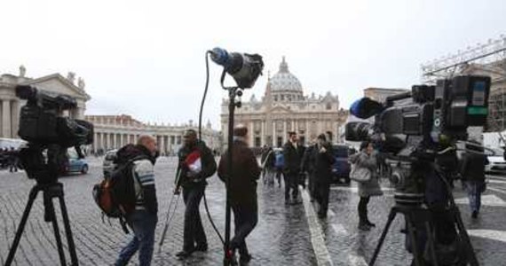 "Rewolucyjnym aktem" nazywa dziennik "La Repubblica" decyzję Benedykta XVI o abdykacji. Gazeta twierdzi, że w tej kruchości zmęczonego papieża jest także jego wielkość, ale przebrzmiewa też echo walki o władzę za Spiżową Bramą. 

