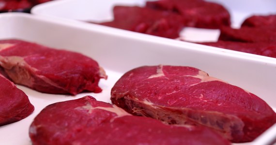 Agencja Bezpieczeństwa Wewnętrznego zajęła się sprawą rzekomego fałszowania przez polskie firmy wołowiny wysyłanej do Irlandii - dowiedział się reporter RMF FM. Jak dotąd kontrole prowadzone przez Główny Inspektorat Weterynaryjny nie wykazały nieprawidłowości w tych firmach i dodawania przez eksporterów koniny do mięsa wołowego.