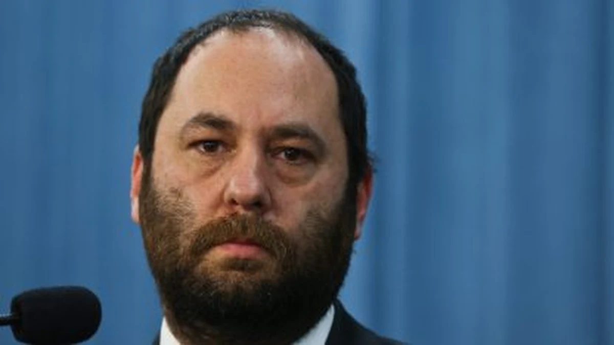 "Decyzja Benedykta XVI o odejściu to rewolucyjna zmiana. To gest w duchu nowoczesnego państwa. Myślę, że papież czuje, że nie podoła utrzymać ściśle doktrynalnej, bardzo tradycjonalnej linii kościelnej. Może liczy na to, że jego następca będzie w stanie to uczynić" - mówi RMF24 filozof Jan Hartman. Jak zaznacza, pontyfikat Benedykta XVI nie zapisze się w pamięci potomnych. "Dla świata zewnętrznego interesująca jest polityka, a nie sprawy doktrynalne, którymi papież zajmował się przede wszystkim" - dodaje.