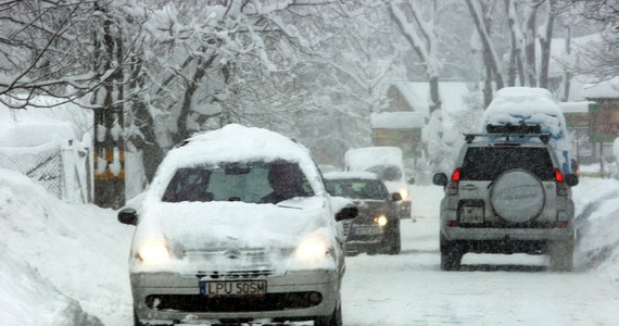 Nawet 20 centymetrów śniegu spadło w niektórych miejscach na Dolnym Śląsku w ciągu ostatniej doby. Najgorsza sytuacja w regionie panuje na górskich trasach. Jak radzi reporterka RMF FM Barbara Zielińska, lepiej mieć ze sobą łańcuchy. Z kolei w Beskidzie Sądeckim zaspy utrudniają zaopatrzenie górskich schronisk.