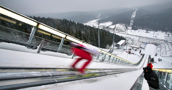 Słoweniec Jaka Hvala wygrał konkurs Pucharu Świata w skokach narciarskich w niemieckim Klingenthal. Piotr Żyła zajął szóste, Krzysztof Miętus 11, a Maciej Kot 13. miejsce. Kamil Stoch został zdyskwalifikowany za niewłaściwy kombinezon i zamknął finałową 30.