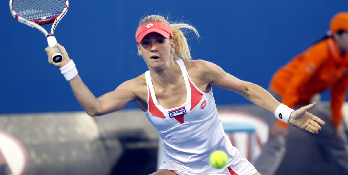 Urszula Radwańska wyeliminowała rozstawioną z numerem 15. Włoszkę Robertę Vinci (6:2, 5:7, 6:0) w drugiej rundzie turnieju WTA na twardych kortach w Dausze (pula nagród 2,37 mln dol.). Trafi powalczy o miejsce w ćwierćfinale. Zmierzy się z Amerykanką Serenę Williams, która jest wiceliderką rankingu tenisistek.