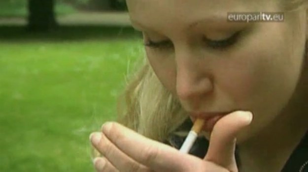 Zakaz sprzedaży aromatyzowanych papierosów, drastyczne zdjęcia zniszczonych narządów na opakowaniach - politycy na różne sposoby próbują zniechęcić ludzi do palenia. Ale zerwanie z nałogiem wcale nie jest takie proste - czego dowodzi historia Audrey z Belgii. Kamera towarzyszyła jej podczas pierwszego dnia bez papierosa. Czy osoba, która paliła przez ćwierć wieku, może w ogóle przestać to robić?