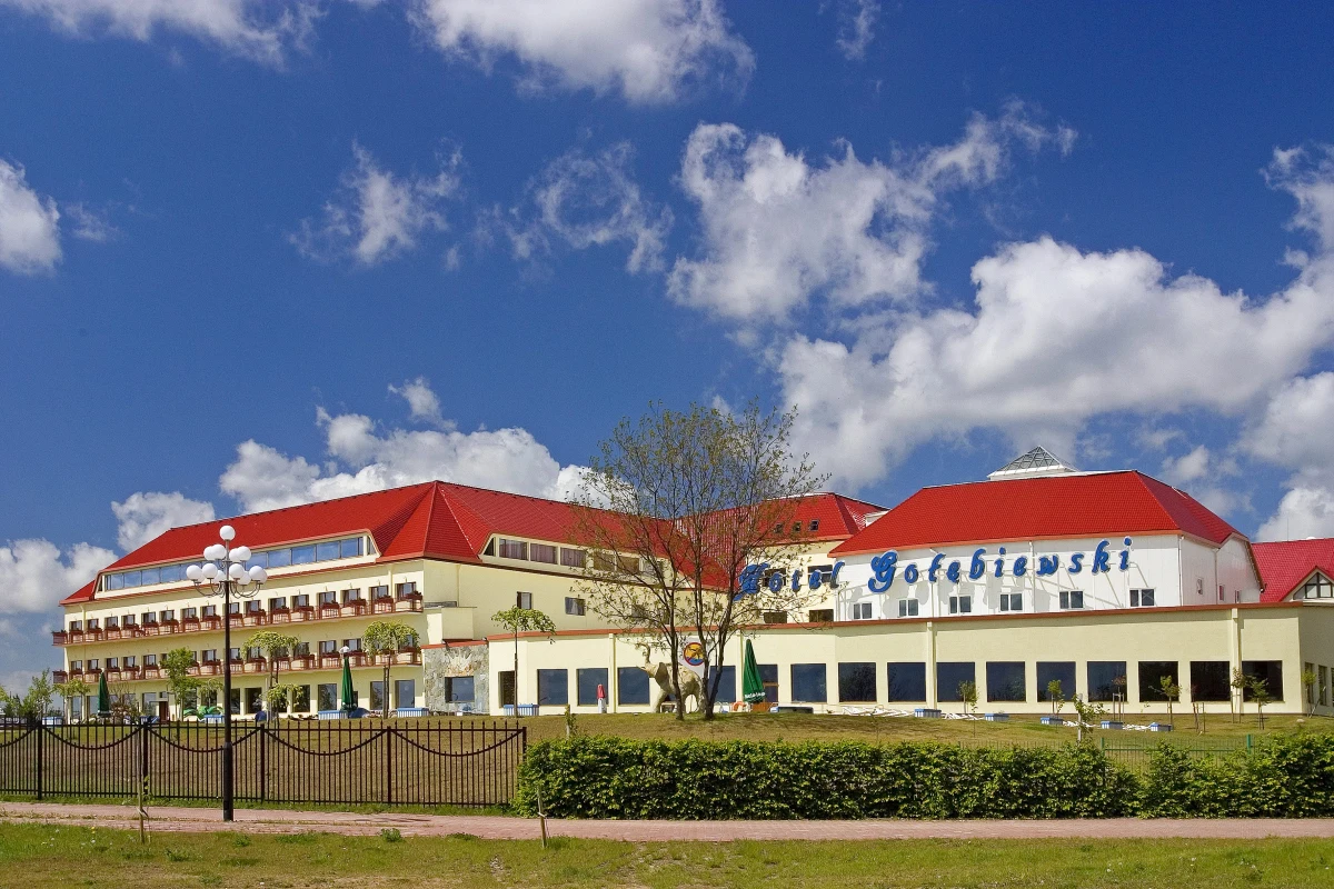 Strażacy dogasili pożar Hotelu Gołębiewski w Mikołajkach. Spłonął dach niezamieszkanego skrzydła budynku. Lekko poparzony został pracownik hotelu, który jako pierwszy próbował gasić płomienie. Nikomu z gości nic się nie stało. Wszyscy zostali w porę ewakuowani.