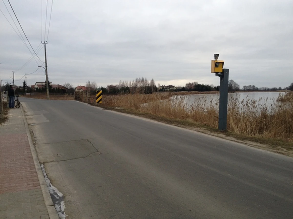 Inżynier ruchu nie zgodził się na zniesienie ograniczenia prędkości do 30 kilometrów na godzinę obowiązującego na ulicy Rosochatej w Warszawie. Nie przekonały go ani skargi mieszkańców, ani argumenty, że to boczna i prosta droga. 