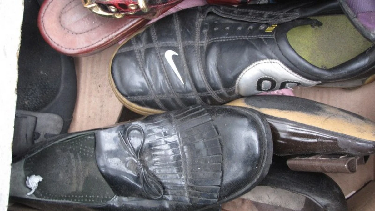 Dwa kartony z butami, których nikt nie chce, wystawił przed swój niewielki zakład szewc ze Szczecina. Wszystkie mają wymienione fleki, sklejone podeszwy. Szewc dostał je do naprawy, a potem właściciele obuwia go po prostu nie odebrali.