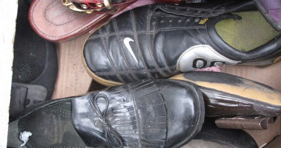 Dwa kartony z butami, których nikt nie chce, wystawił przed swój niewielki zakład szewc ze Szczecina. Wszystkie mają wymienione fleki, sklejone podeszwy. Szewc dostał je do naprawy, a potem właściciele obuwia go po prostu nie odebrali.