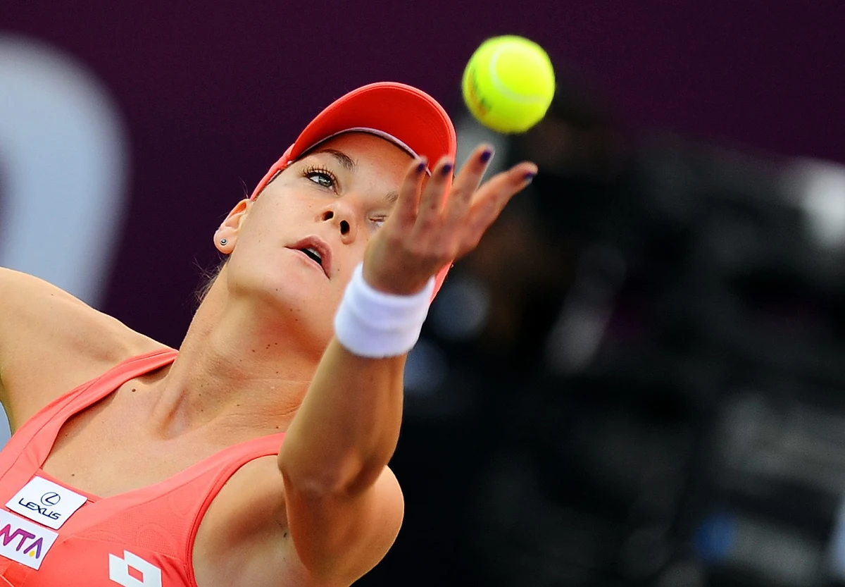 Agnieszka Radwańska powalczy dziś z Dunką Karoliną Woźniacką o trzeci w karierze awans do półfinału turnieju tenisowego w Dausze. Polka ma z byłą liderką rankingu WTA ujemny bilans, ale w poprzednim sezonie z nią wygrywała.