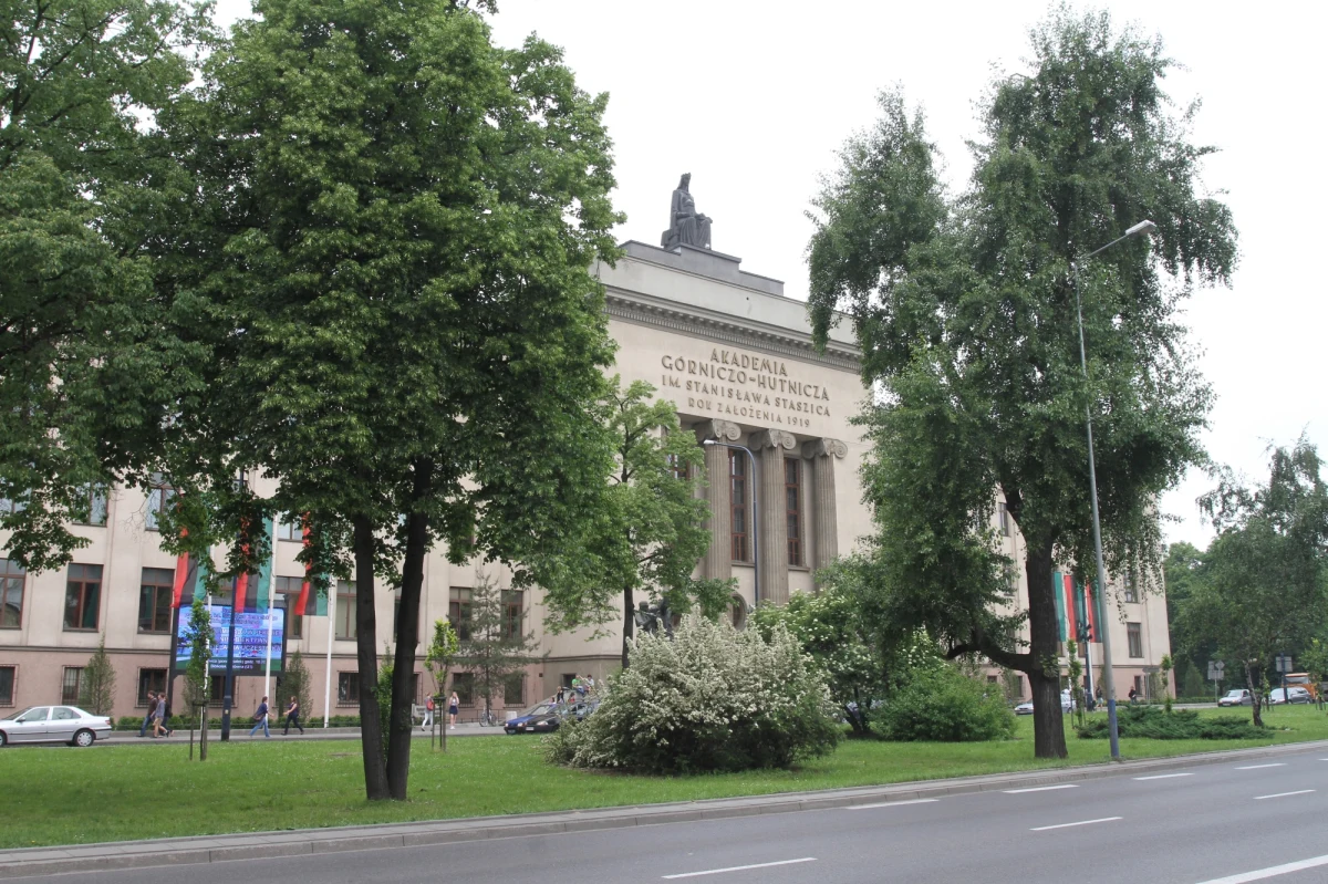Jeżeli chcesz dobrze zarabiać, to wybierz się na studia w Szkole Głównej Handlowej w Warszawie. Absolwenci właśnie tej uczelni mogą liczyć na najlepsze zarobki. Zaraz po studiach dostają przeciętnie 3 500 złotych brutto, a przez całe życie średnio ponad 8 tysięcy złotych.