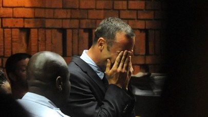 Oscar Pistorius we łzach. Został oskarżony o morderstwo z premedytacją