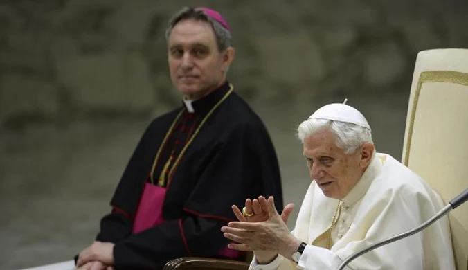 Sekretarz Benedykta XVI w podwójnej roli