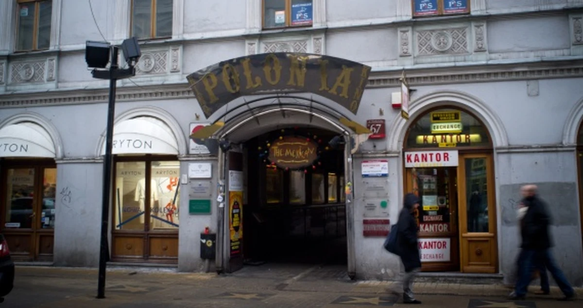 Policjanci poszukują świadków zabójstwa w Łodzi. Do tragedii doszło w nocy na ulicy Piotrkowskiej. Dwaj bandyci zabili 20-latka, który stanął w obronie koleżanki. Zadali mu 9 ciosów nożem. Za pomoc w ujęciu bandytów policja wyznaczyła nagrodę.