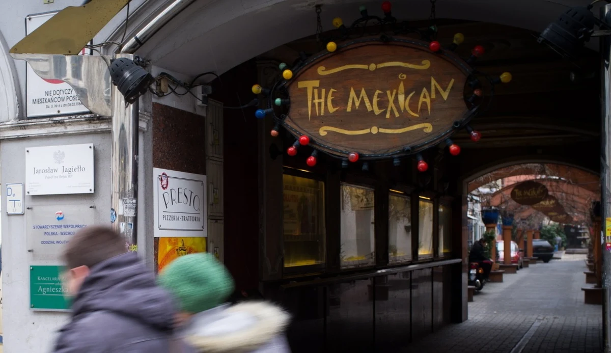 Łódzka policja zatrzymała dwóch mężczyzn, podejrzewanych o śmiertelne ranienie nożem 20-latka. Do tragedii doszło nad ranem na ulicy Piotrkowskiej. Młody mężczyzna zginął, bo stanął w obronie dziewczyny.