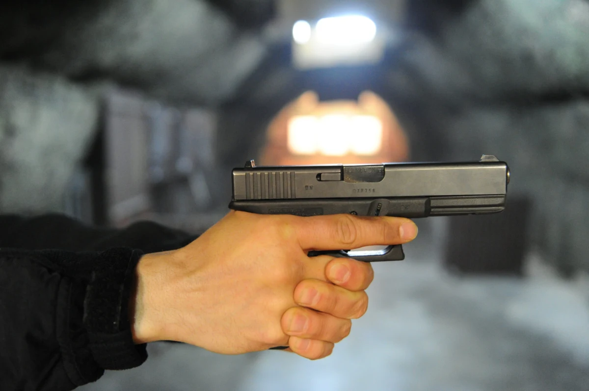 W policyjnym systemie informacyjnym zarejestrowanych jest ponad 495 tys. sztuk broni, ponad połowa to broń myśliwska. Pozwolenie na broń ma niemal 334 tys. Polaków. Co roku przybywa ponad dziewięć tysięcy sztuk broni i ponad siedem tysięcy pozwoleń. 